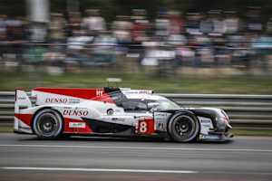 Führt die 24h von Le Mans an: Der Toyota TS050 Hybrid von Sébastien Buemi, Kazuki Nakajima und Fernando Alonso