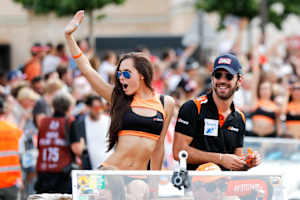 Unterschiedliche Uniformen im G-Drive-Lager während der Fahrerparade im Vorfeld der 24h von Le Mans: Jean-Eric Vergne (re.) trägt ein Poloshirt