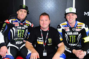 Mandy Kainz mit seinen MotoGP-Piloten Parkes (li) und Laverty (re)