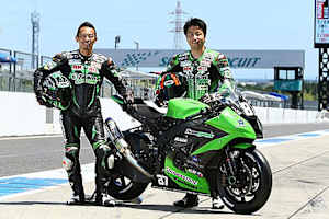 Der frühere Superbike-WM-Star Akira Yanagawa (li.) und Kazuki Watanabe vom Team Green