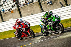 Noriyuki Haga (Yoshimura Suzuki) im harten Infight mit Leon Haslam (Team Green)