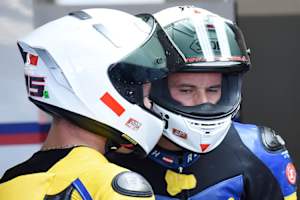 Julian Mayer (li.) bekommt Tipps von seinem Landsmann Roland Resch