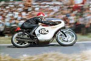 Luig Taveri mit der 125-ccm-Vierzylinder-Honda auf dem Sachsenring 1964