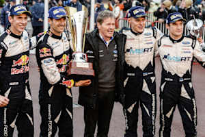 M-Sport-Boss Malcolm Wilson (Mitte) mit seinen Angestellten (von links) Julien Ingrassia, Sébastien Ogier, Ott Tänak und Martin Järveoja 