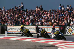 Will Hartog 1979 vor Barry Sheene und Kenny Roberts