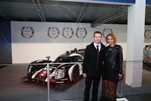 Romain Dumas und Ehefrau vor dem Porsche 919 Hybrid