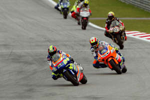 Toni Elias führt 2003 das Rennen in Sepang an und gewinnt