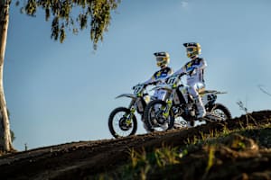 Nach dem Photoshooting im 2020er-Design steht für Jasikonis und Jonass das erste Rennen des Jahres an