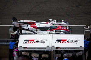 Kazuki Nakajima parkt vor dem Toyota-Kommandostand 