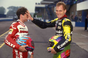 Carl Fogarty und Scott Russel (v.l.) 1993 in Donington