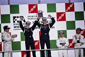 Autopolis 1991: Karl Wendlinger (M. re.) gemeinsam mit Michael Schumacher (M. li.)  beim einzigen Sieg des Mercedes C291