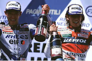 500-ccm-GP Imola 1997: Hinter Mick Doohan fahren Nobuatsu (li.) und Takuma Aoki auf das Podest