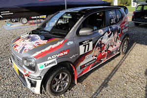 Suzuki im Manga-Outfit – Comicfiguren spielen auch im japanischen Rallyesport eine große Rolle