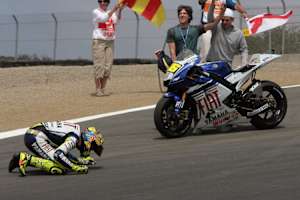 2008: Valentino Rossi küsst nach seinem Sieg die Corckscrew in Laguna Seca