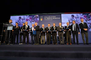 Giuseppe Conte (Zweiter von links) ehrte neun ehemalige Motorrad-Weltmeister, rechts FMI-Präsident Giovanni Copioli und CONI-Präsident Giovanni Malagò