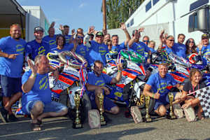 Danny Webb (2.v.l.) und sein Team Wepol Racing by Penz13.com feiern den vorzeitigen Titelgewinn