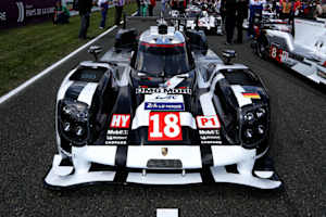 Der schwarze Porsche 919 liegt nach zwei Stunden vorn