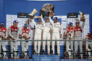 Stahlende Sieger in Austin: In der Mitte die Porsche-Fahrer Timo Bernhard, Brendon Hartley und Mark Webber (v.li.)