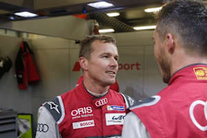 Marcel Fässler (li.) im Gespräch mit Teamkollege André Lotterer 