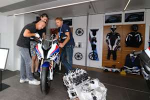 Jürgen Fuchs (re.) beim Fachsimpeln