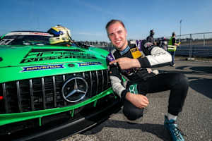 Pole-Position in Hockenheim: Tim Heinemann vor dem Mercedes-AMG GT4
