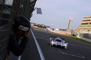 Es ist geschafft: Schwarz/weiss karierte Flagge für den Porsche von Timo Bernhard/Mark Webber/Brendon Hartley