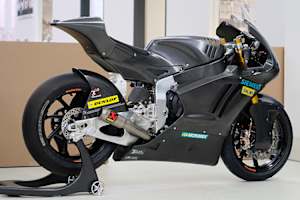 Das erste Foto: die Kalex mit Triumph-Motor