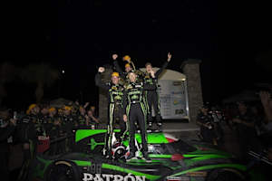 Die strahlenden Sieger der 12 Stunden von Sebring: Das Team ESM