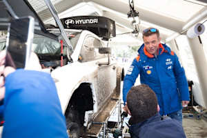   Sébastien Loeb im Testlager von Hyundai