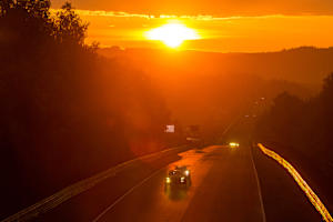 Rennsport-Romantik pur, als beim 24-Stunden-Rennen auf dem Nürburgring der Tag erwachte
