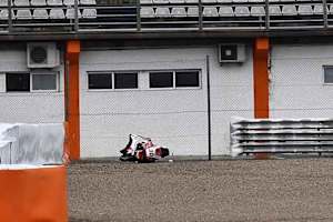Takaaki Nakagamis 2017er-Kalex nach dem Sturz