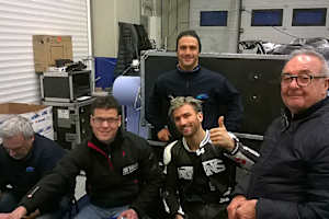 Mattia Pasini mit der Crew des Italtrans-Teams