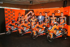 Alex Rins mit seinen sieben Nachwuchsfahrern