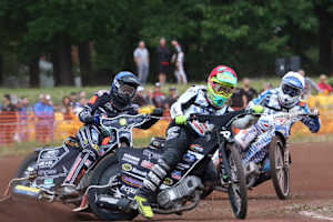 Erik Riss vor Kai Huckenbeck und Max Dilger