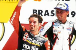 Brasilien-GP (250 ccm) 1995: Sieger Doriano Romboni (re.) neben Max Biaggi