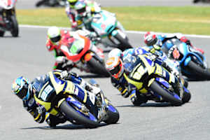 Marcel Schrötter vor seinem Tech3-Teamkollegen Ricky Cardus