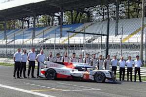 Der Toyota TS050 Hybrid und die wichtigsten Teammitglieder in Monza