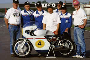 Bohumil Staša (weisses T-Shirt) mit seiner Vierzylinder-CZ 500