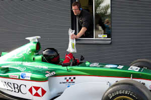 Ein Schnellimbiss im wahrsten Sinne: Ein Formel-1-Bolide im Subway Drive-In