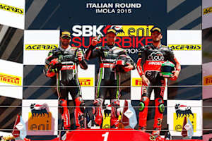 Jonathan Rea (Mitte) gewann in Imola beide Rennen