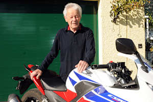 Luigi Taveri im Juli 2016 mit seiner Honda CBR300