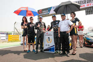 Alex Fontana (M.li.) ist neuer GT4-Meister in China