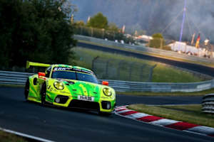 Führt die 24h am Nürburgring an: Der Porsche 911 GT3 R von Manthey-Racing #911