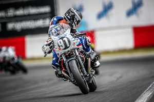 Arie Vos schaut sich nach Gegnern um