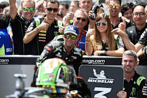 Johann Zarco feiert mit dem Tech3-Yamaha-Team