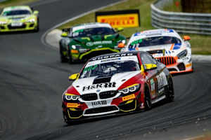 Der BMW M4 GT4 der Tabellenführer Michael Schrey und Gabriele Piana