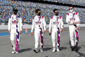 Bei den 24h Daytona noch zu viert: (v. li.) Jimmie Johnson, Mike Rockenfeller, Kamui Kobayashi und Simon Pagenaud