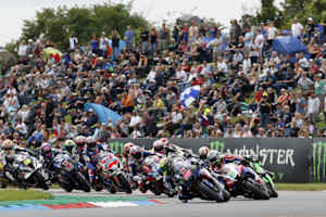 Drei spannende Superbike-Läufe brachten den Zuschauern in Thruxton viel Freude