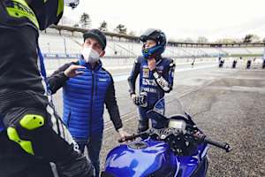 Sandro Cortese (Mitte) sagt, wo es lang geht