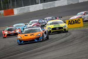 Volle Action in der ADAC GT4 Germany: McLaren 570S GT4 vor Mercedes-AMG GT4